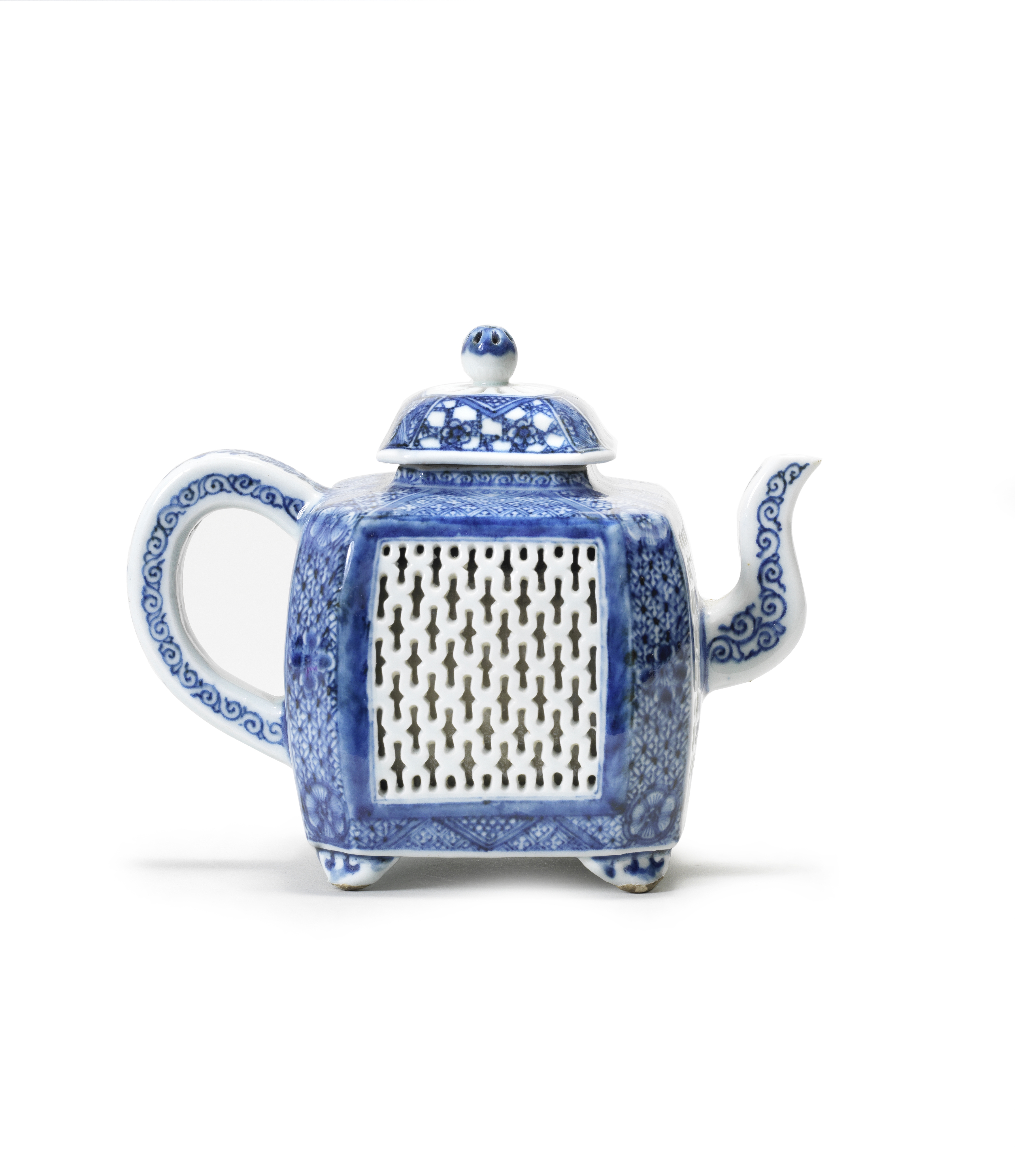 A blue and white reticulated teapot and cover Qianlong (2)