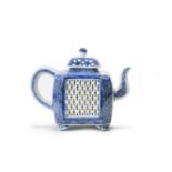 A blue and white reticulated teapot and cover Qianlong (2)