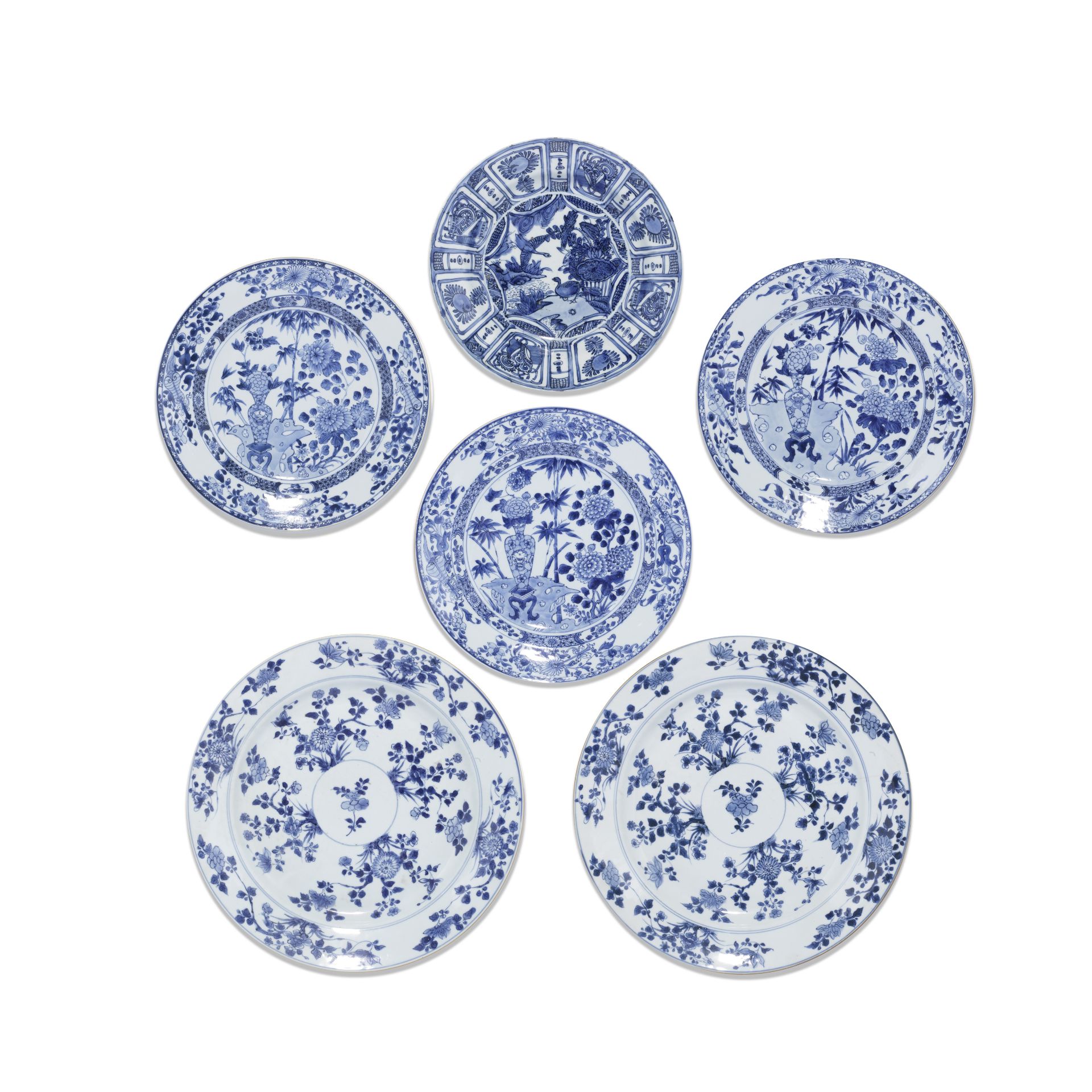 A group of six blue and white export dishes Wanli-Kangxi (6)