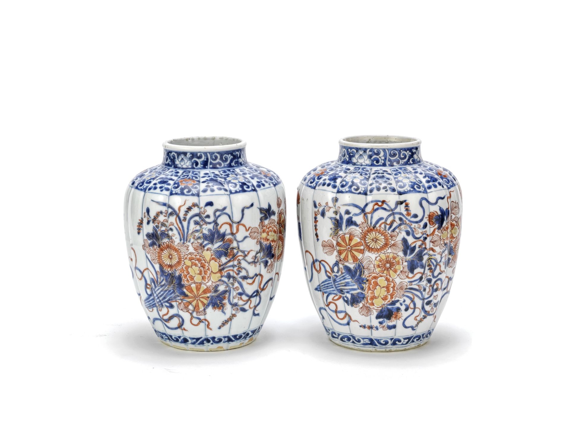 A pair of Chinese Imari fluted jars Kangxi (2)