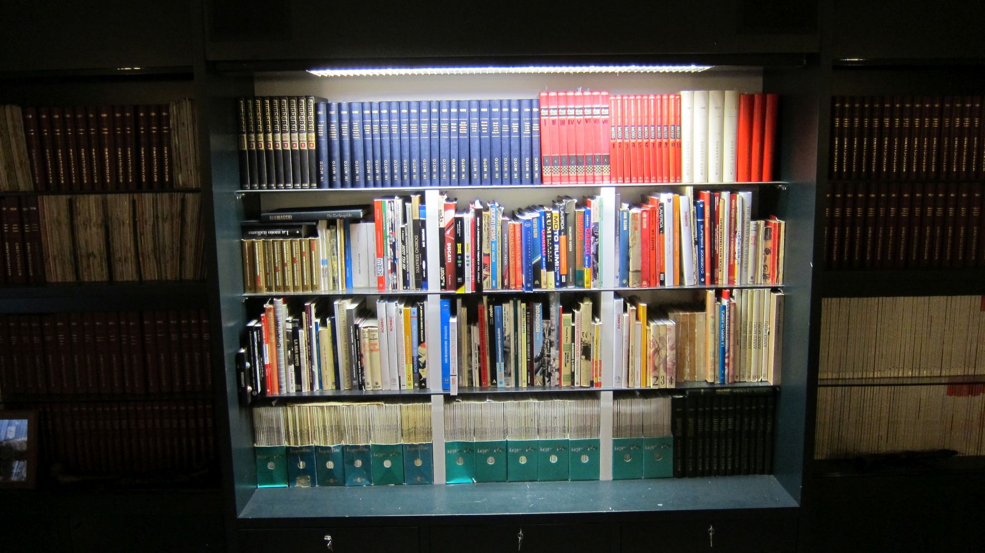 A large quantity of books ((Qty))
