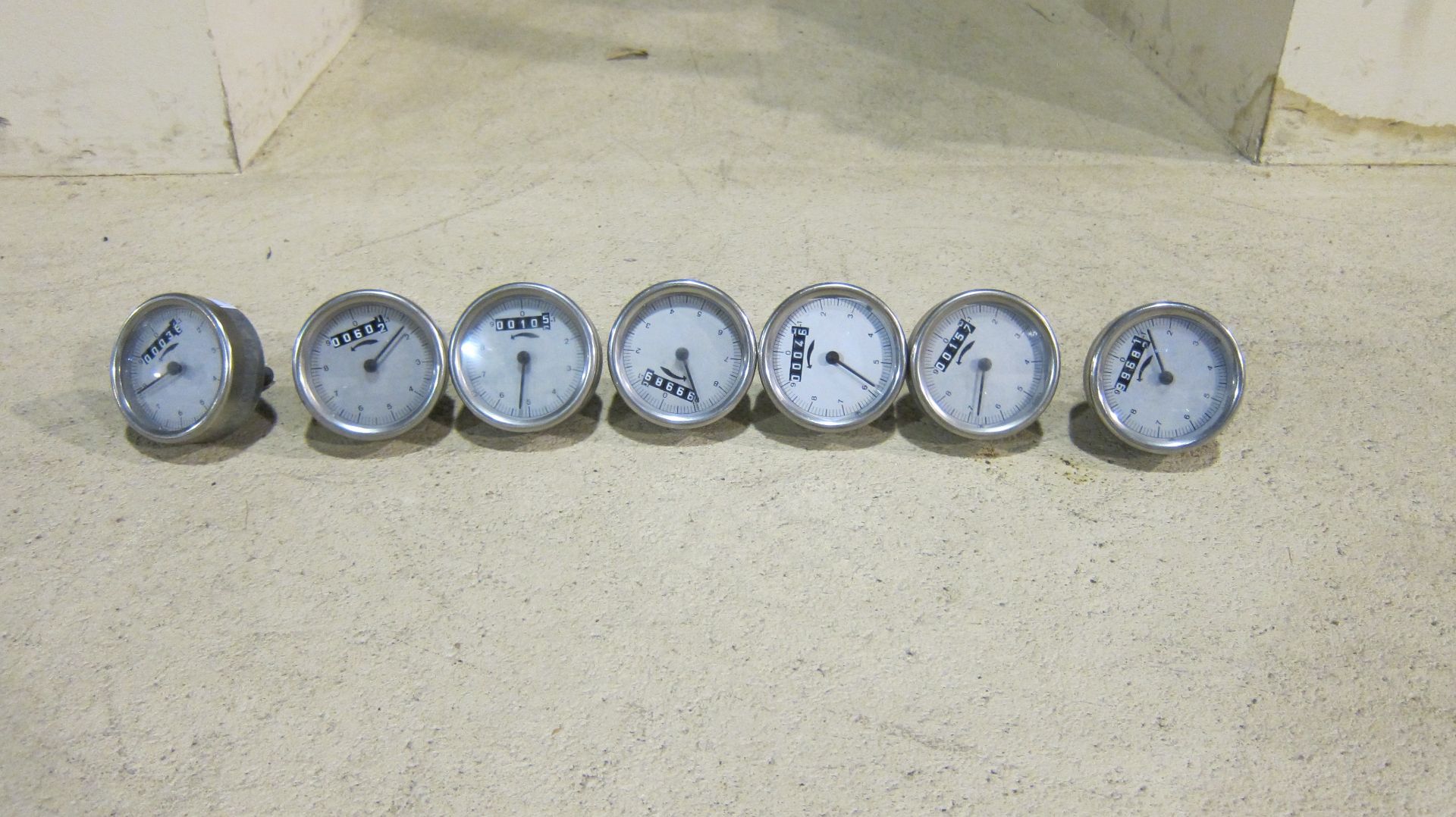 A quantity of SIKO believed distance meters ((7))