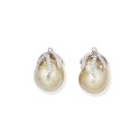 Two cultured pearl pendants (2)