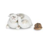 A netsuke and a porcelain cat late 19th/early 20th century (2)