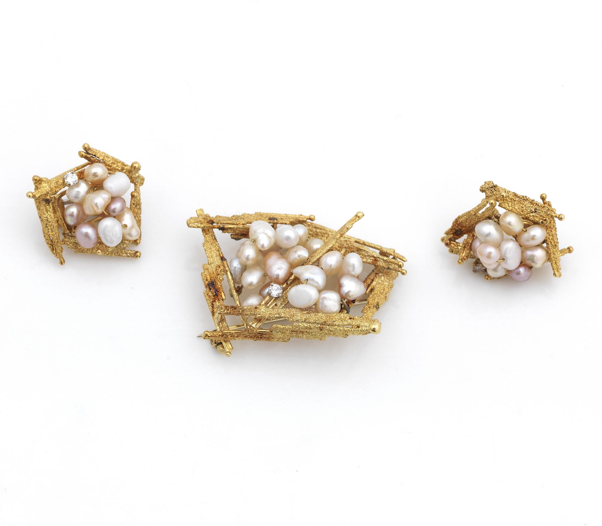 A cultured freshwater pearl demi-parure