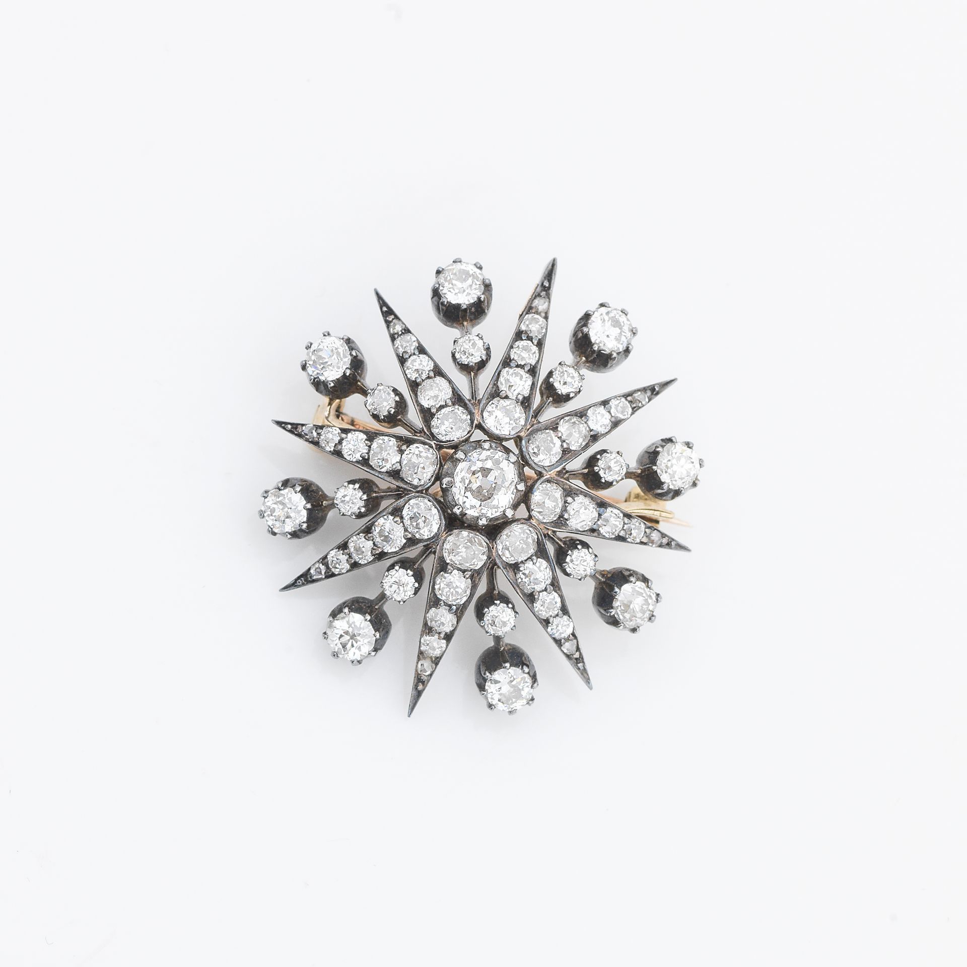 A diamond star brooch/pendant