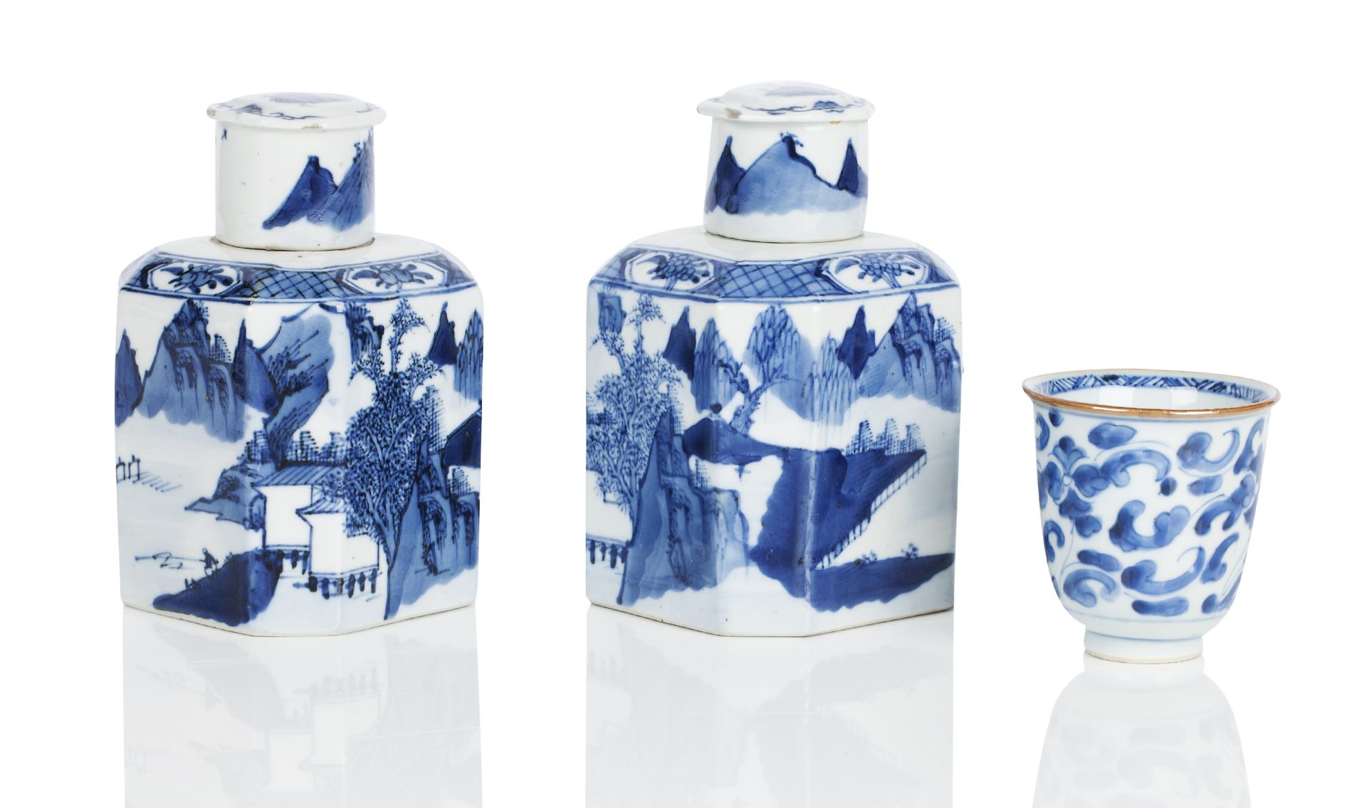 A matched pair of Chinese blue & white bottles and covers 19th century (5)