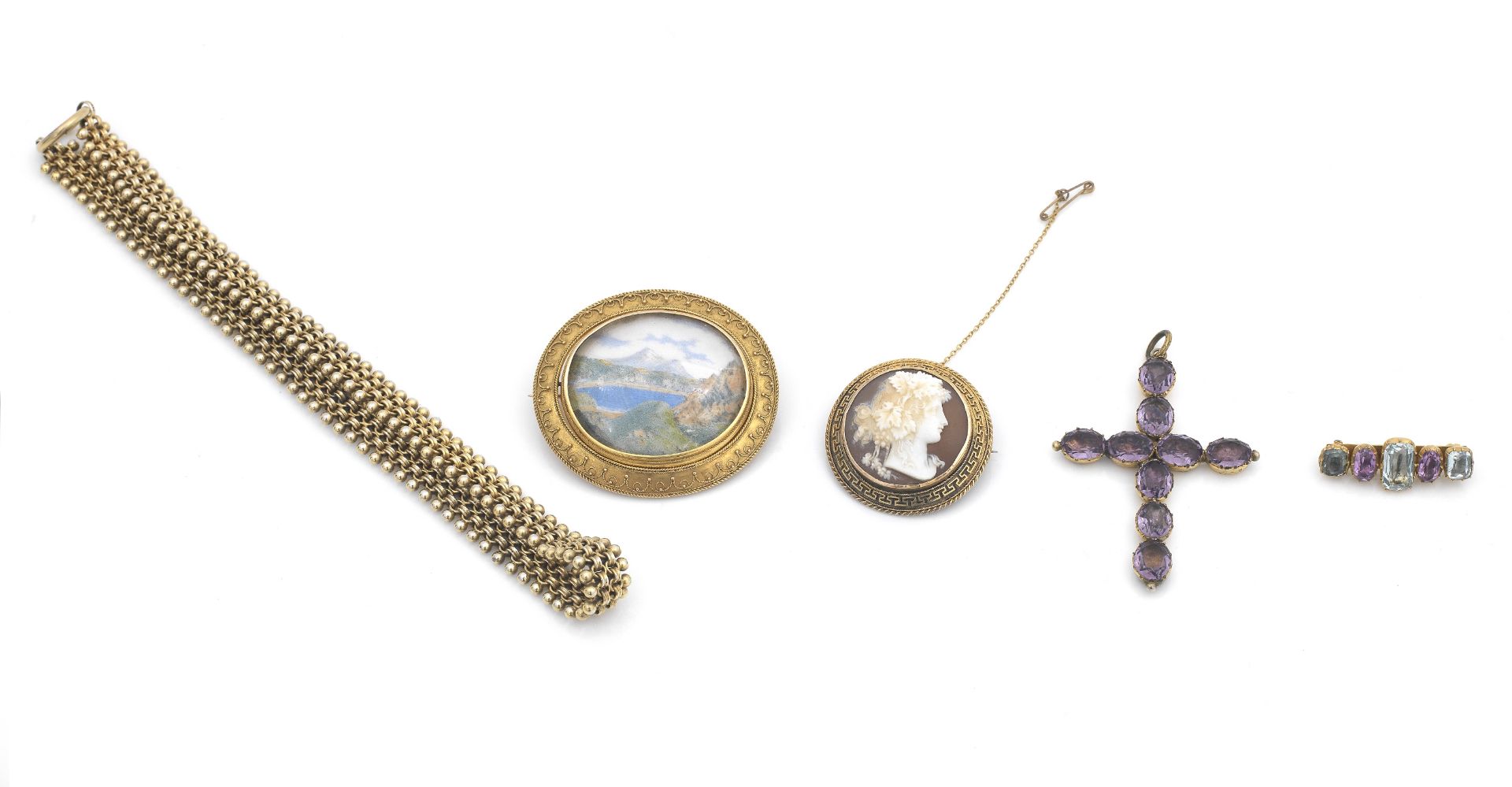 A collection of jewellery