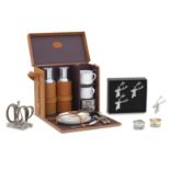 A modern Fortnum & Mason picnic set (5)