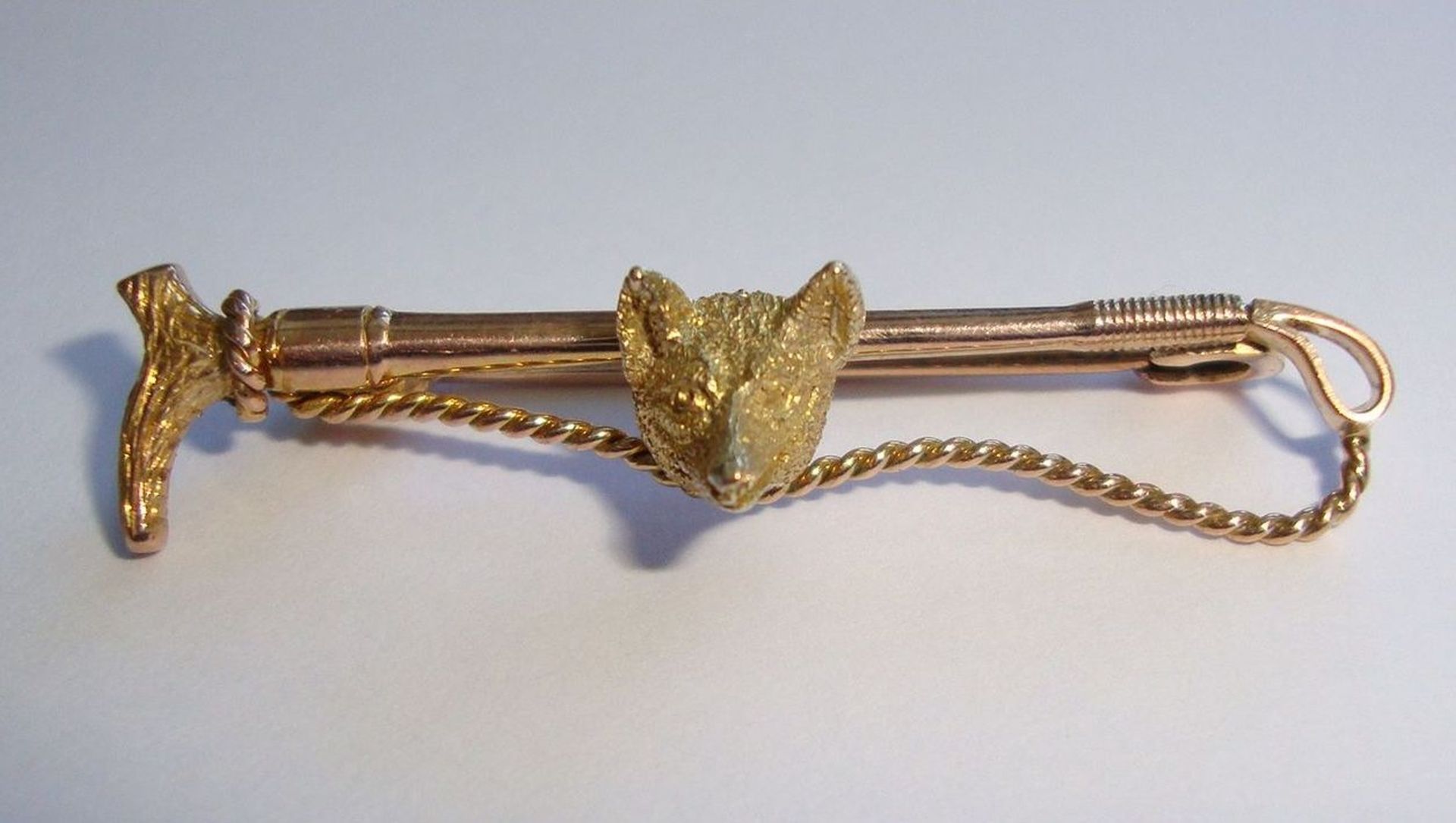 A 9ct gold fox mask bar brooch/stock pin