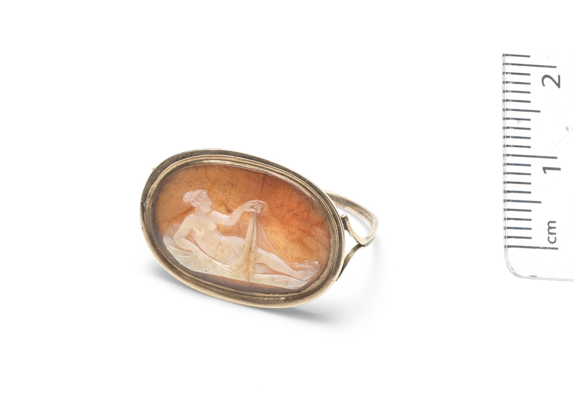 A hardstone cameo ring of a nude, 18th-19th century