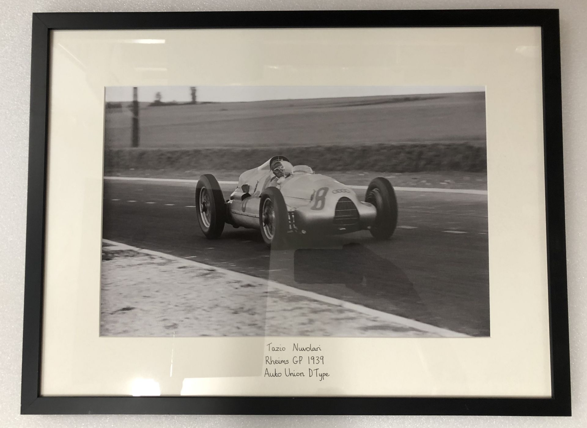 Five framed motorsport photographs of pre and post-War race scenes, ((5)) - Bild 2 aus 5