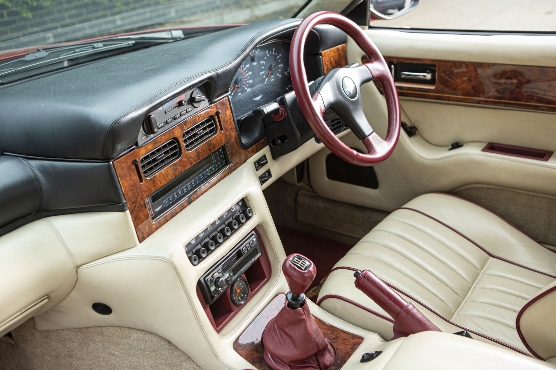 1990 Aston Martin Virage 6.3-Litre 'Wide Body' Coupé Chassis no. SCFCAM15LBR50009 - Bild 16 aus 35