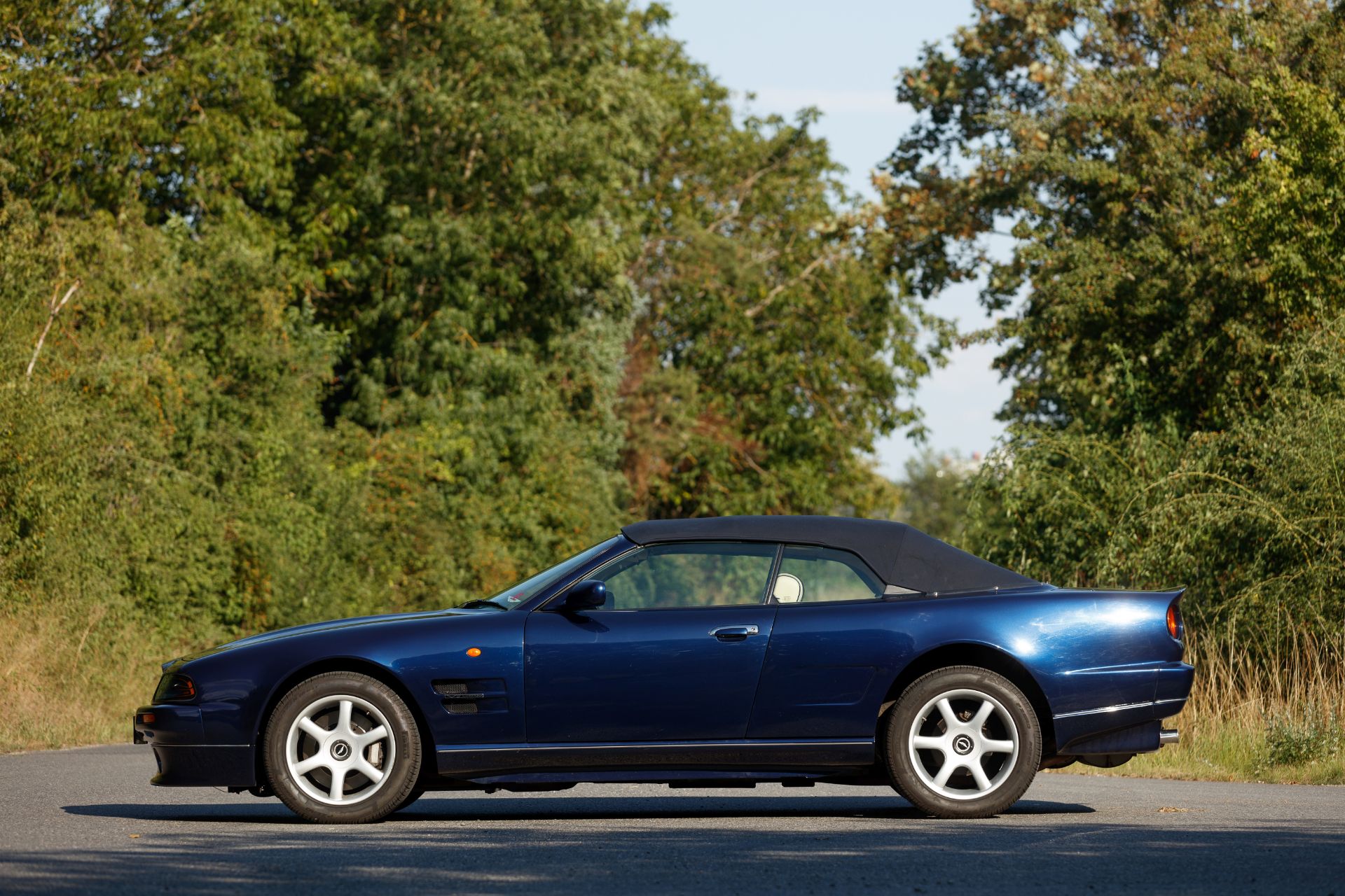 1997 Aston Martin V8 Volante LWB Convertible Chassis no. SCFDAM2C5WBR89005 - Bild 33 aus 63