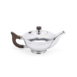 A silver teapot John Joyce, London 1985