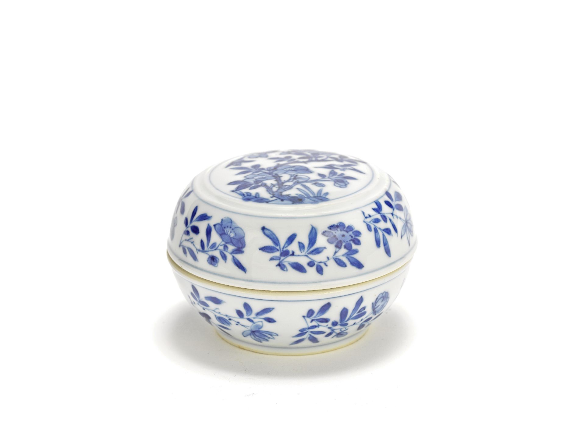 A blue and white 'floral' box and cover Kangxi (2)
