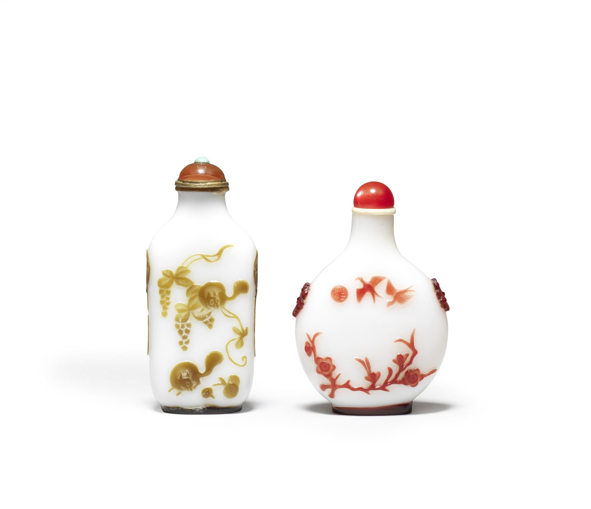 A red overlay glass snuff bottle Possibly Yangzhou, seal Shengchun, 19th century (4)