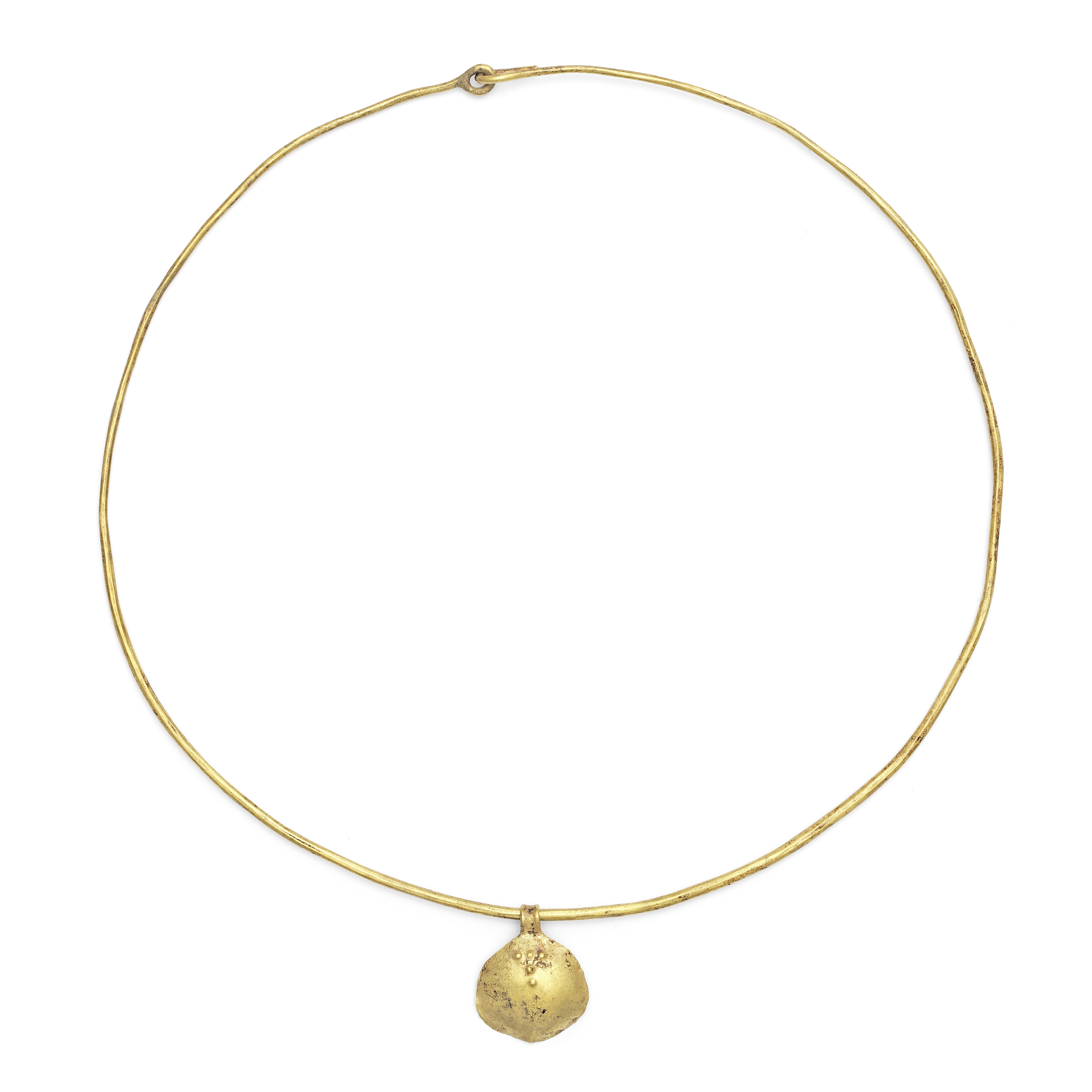 An Egyptian gold necklace with gold oyster shell pendant