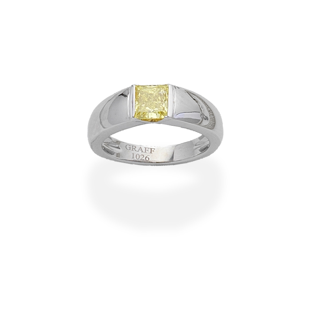 GRAFF: COLOURED DIAMOND RING