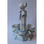 Jardinière en porcelaine blanche et bleue rehaussée de guirlandes de fleurs [...]