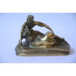Erotica - Petit sujet en bronze à patine jaune représentant un satyre et une femme [...]