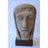Buste de femme en pierre. Style Art-déco. Haut. : 26 cm. Socle en bois. Haut. [...]