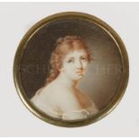 Miniature ronde représentant une jeune fille en robe de voile blanc largement [...]