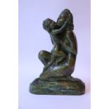 CIPRIANI (XXe). "Maternité". Sujet en bronze à patine verte représentant une femme [...]