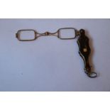 Paire de lunettes pliantes en vermeil et façon écaille. Ep. Fin XIXe. Long. [...]