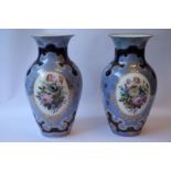 Paire de vases de forme balustre à fond plat en porcelaine à décor polychrome de [...]