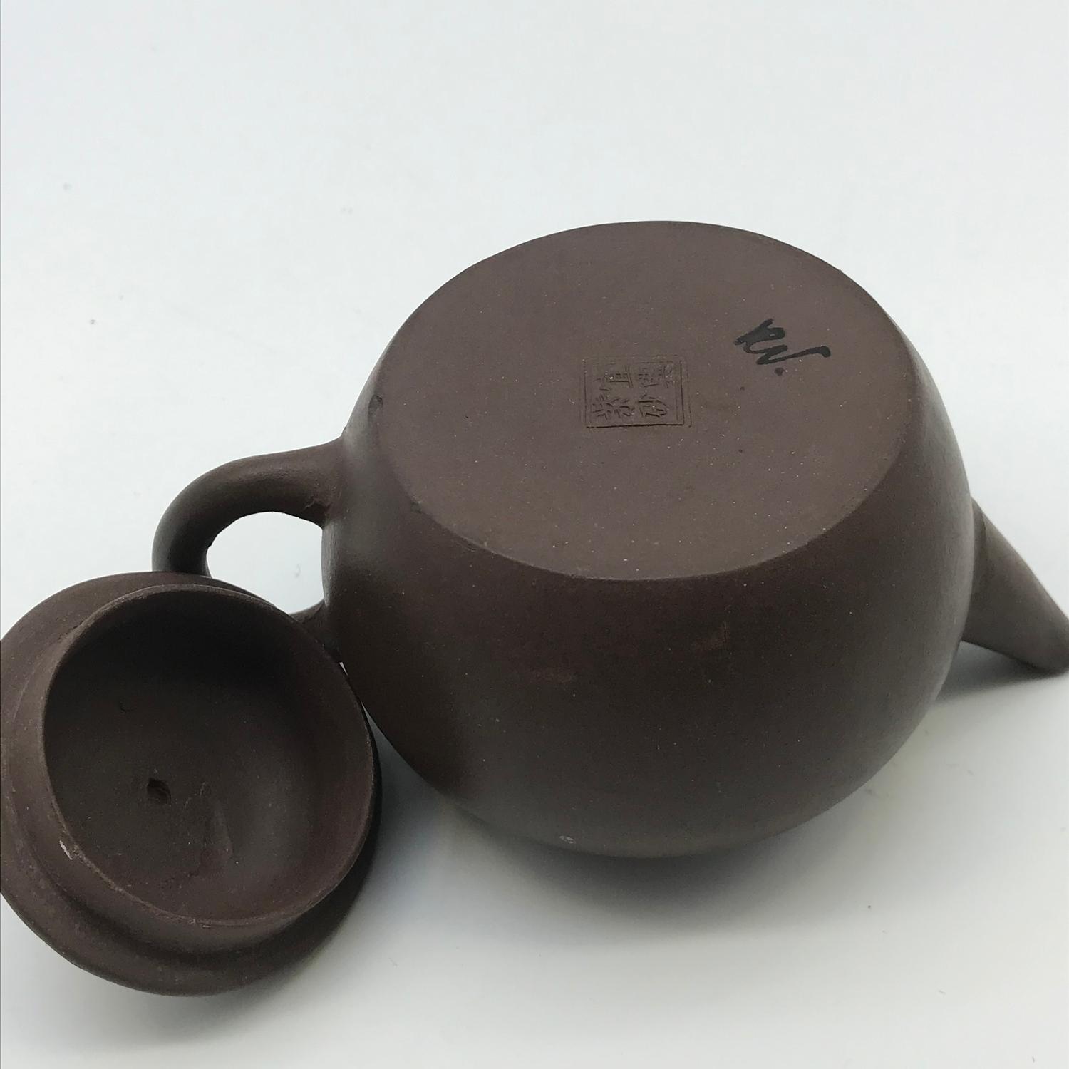 Antique Chinese Yixing pottery mark clay tea pot with lid. Measures 7cm in height - Image 2 of 3