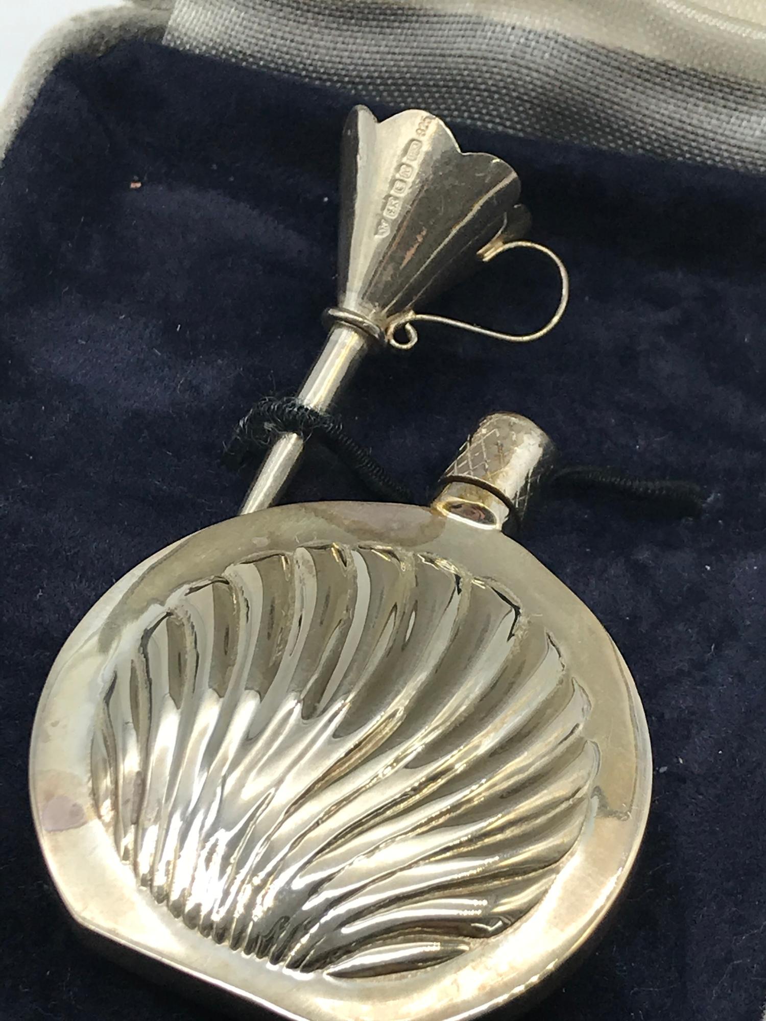 A London Silver perfume bottle with silver funnel and original box, Made by Ari D Norman. - Image 2 of 3