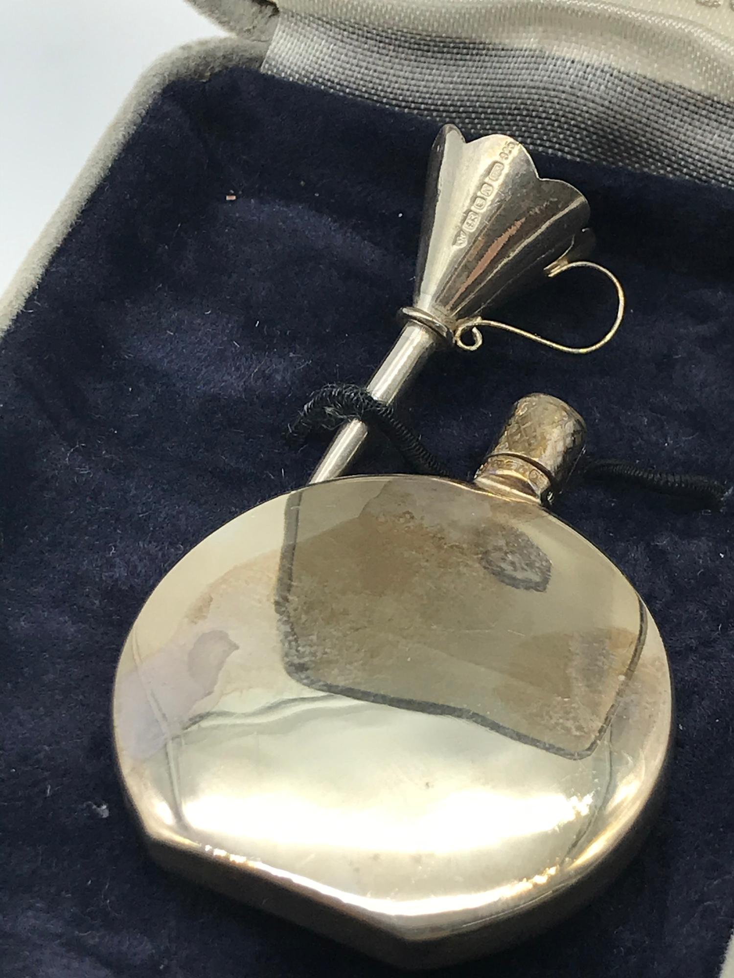 A London Silver perfume bottle with silver funnel and original box, Made by Ari D Norman. - Image 3 of 3