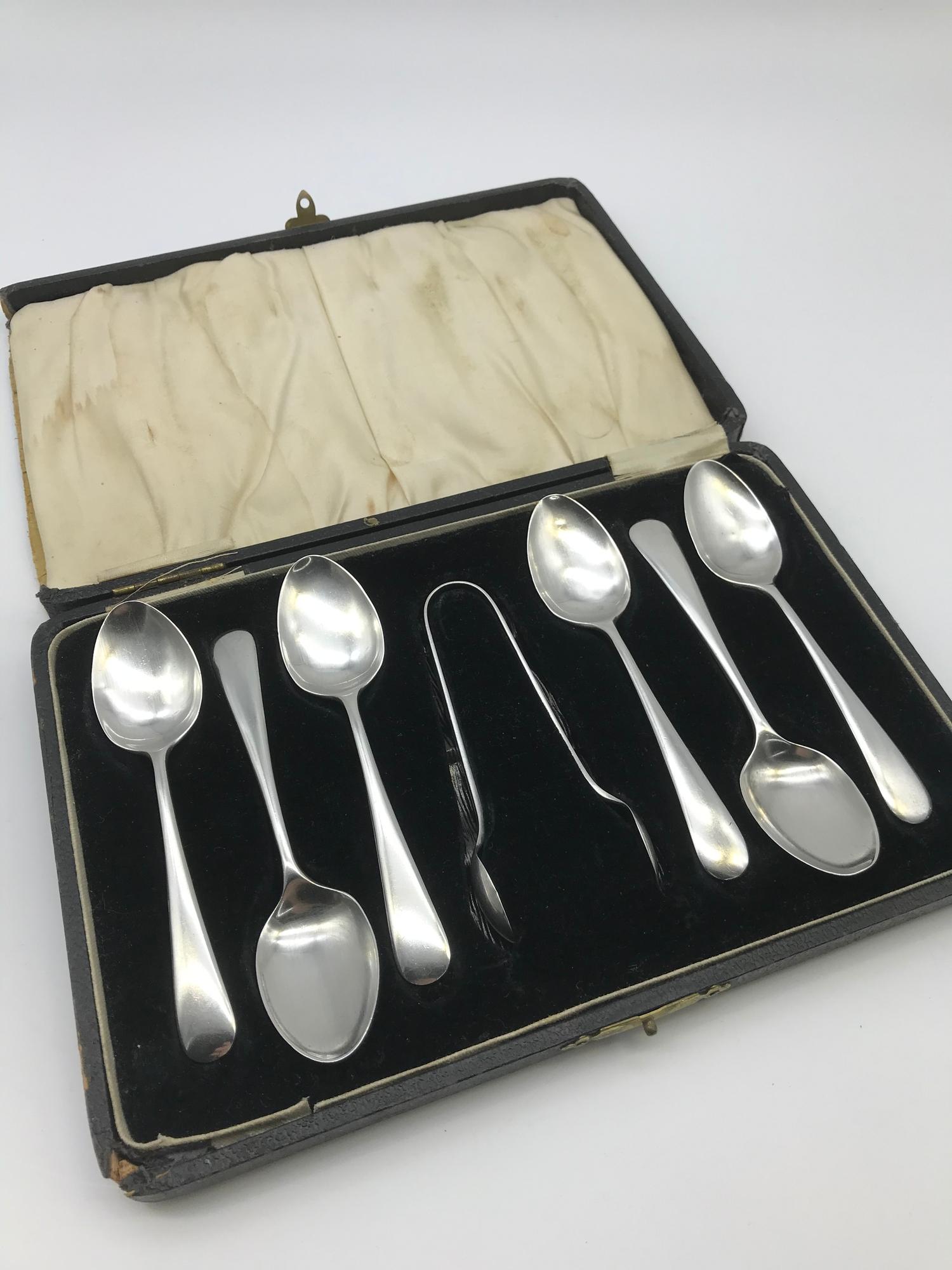 A Set of 6 Birmingham silver tea spoons with sugar tongs, Made by William Suckling Ltd. Comes with