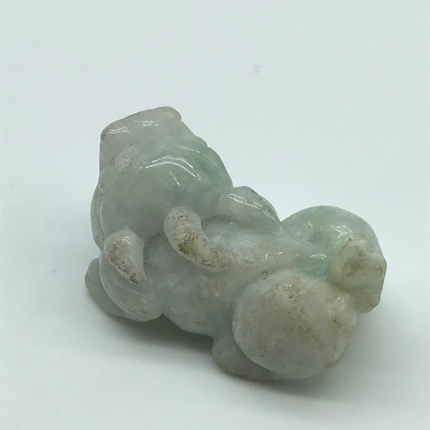 Antique Chinese hand carved jade foo dog sculpture [Measures 3.3 cm in length] - Image 2 of 4