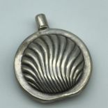 A London silver shell design perfume bottle, [4.5cm in height, 3.7cm in diameter]