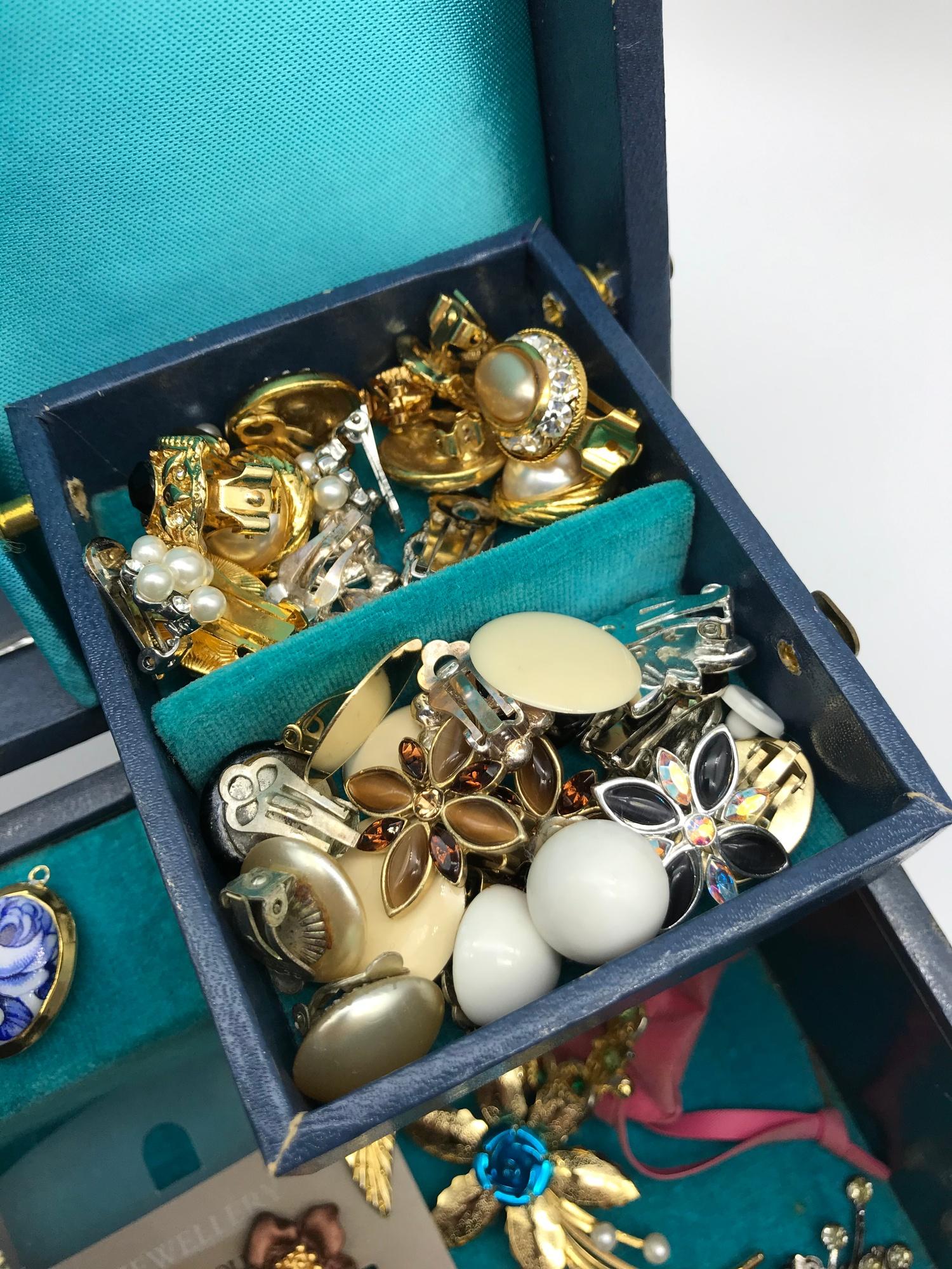 A Vintage jewellery box containing a quantity of vintage costume jewellery to include clip on - Image 2 of 4