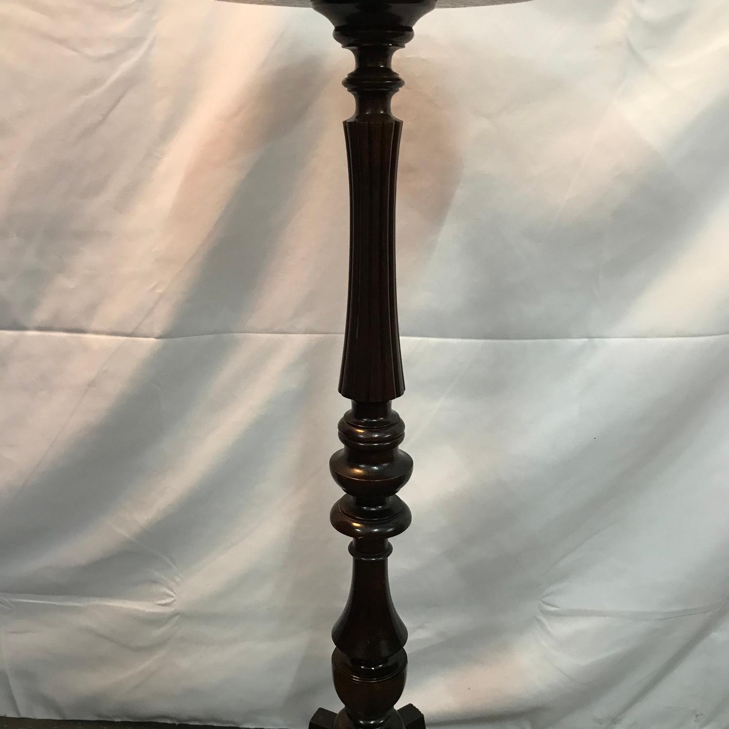 A Mahogany pedestal torcher stand. Supported on tri- legs. [96cm in height] - Image 3 of 3