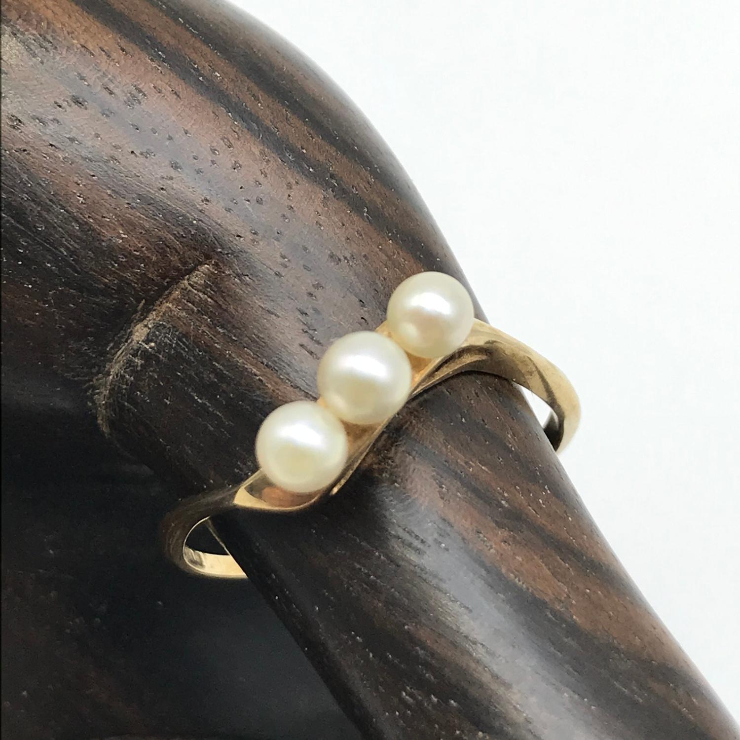 A Ladies 9ct gold twist ring set with three pearls. Ring size P and weighs 1.50grams. - Image 2 of 3