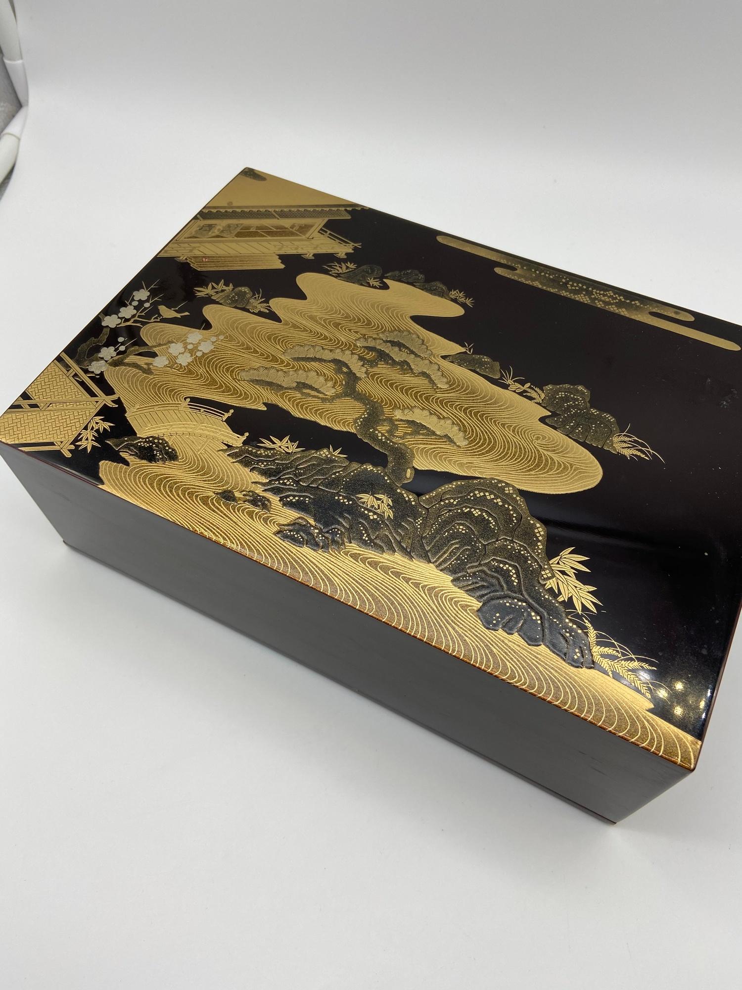 A Highly detailed Chinese/ Japanese lacquered box, detailed with gilt painted courtyard scene - Image 2 of 4