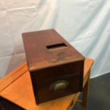 An Antique Mahogany cash register produced by G.H. GLEDHILL & SONS LTD. Measures 21x49x25cm