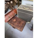 A lot of three vintage travel cases. Which includes good quality leather case produced by A