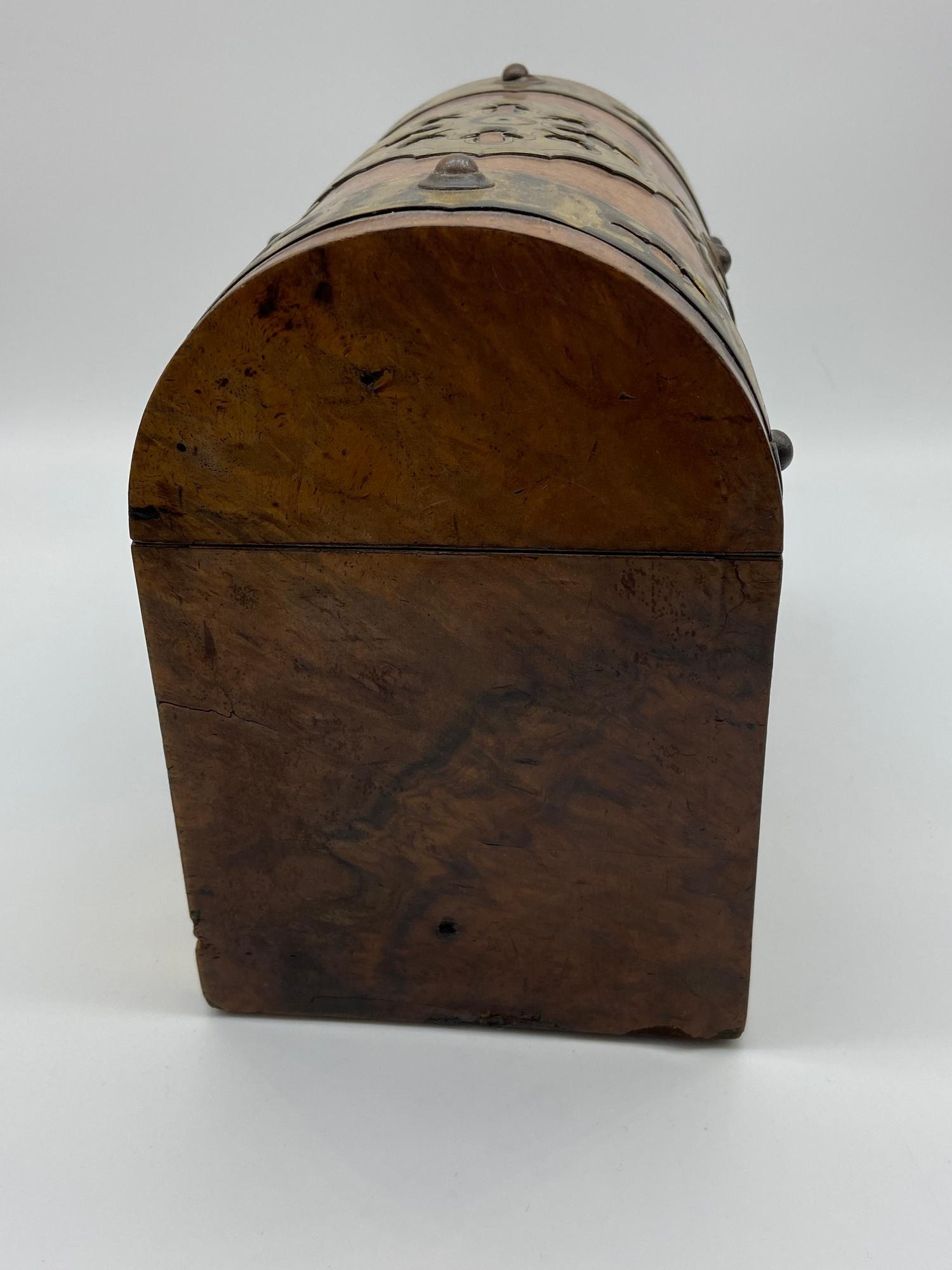 A 19th century Burr walnut and brass tea caddy box. Comes with two lids. Measures 17x23x12cm - Image 4 of 5