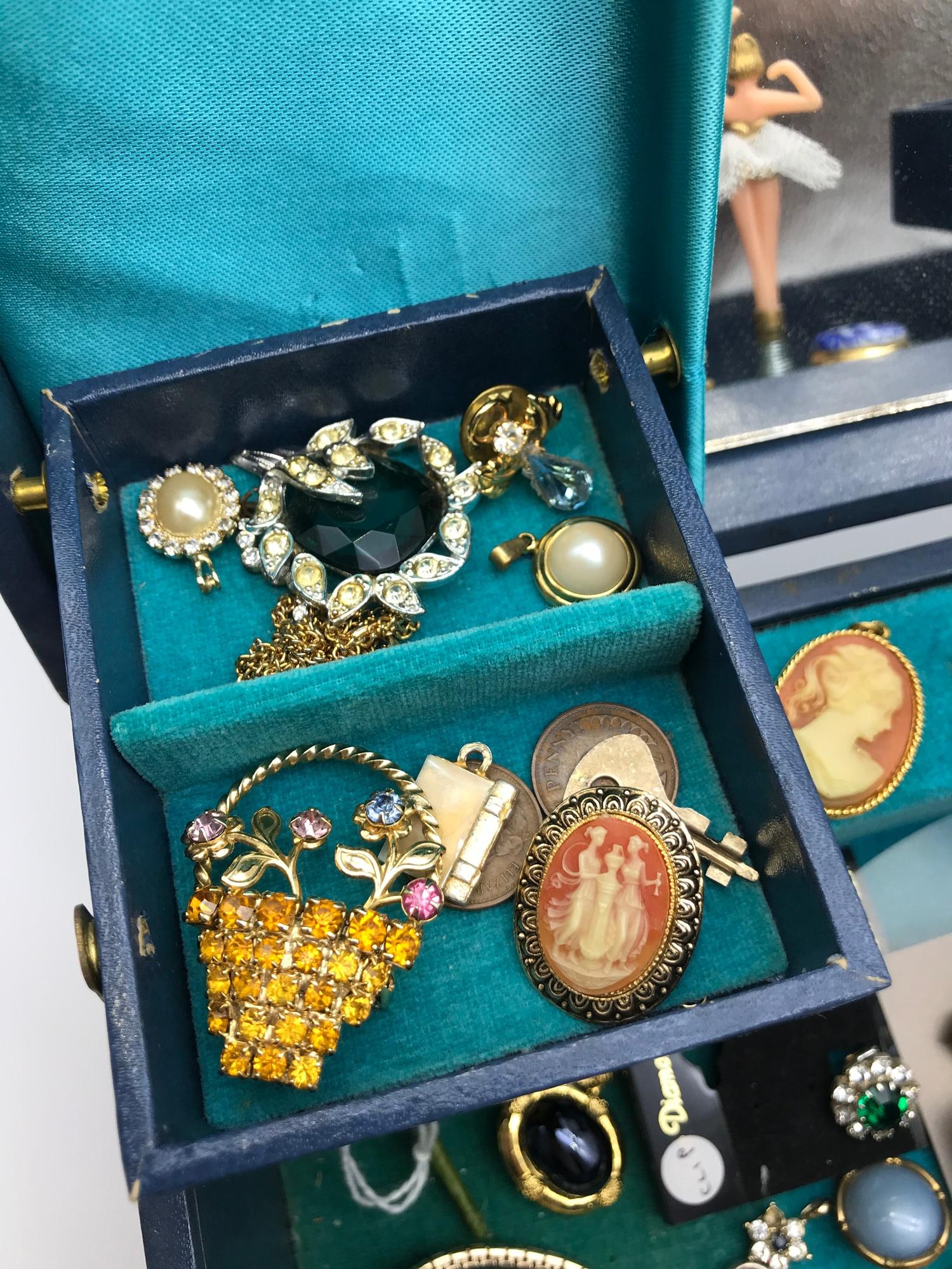 A Vintage jewellery box containing a quantity of vintage costume jewellery to include clip on - Image 3 of 4