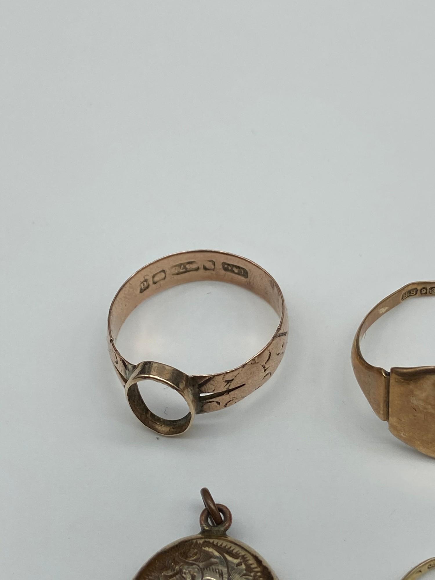 A Lot of three antique 9ct gold signet rings, 9ct gold ring [missing stone] and a gold filled - Image 3 of 6