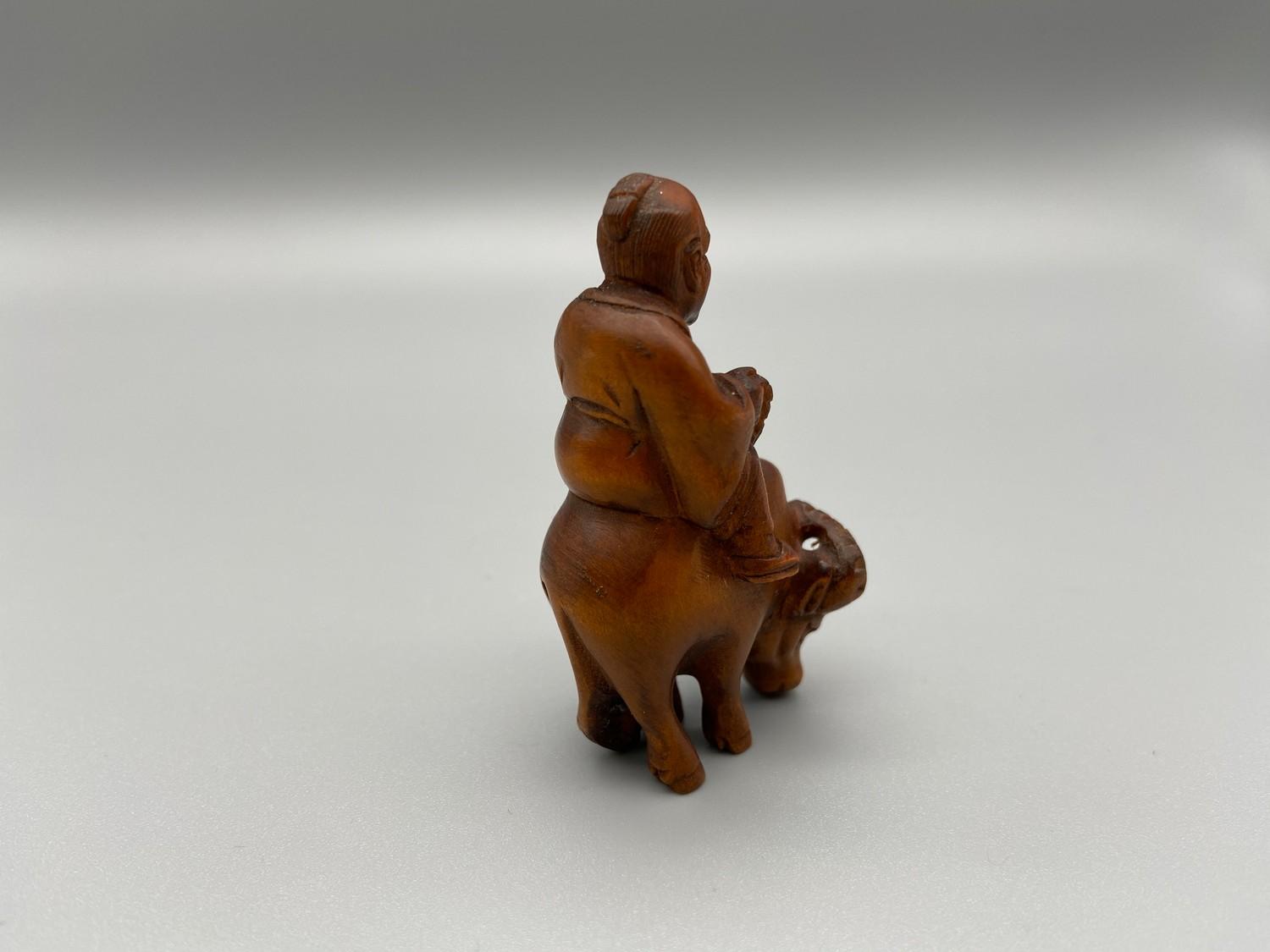 Japanese hand carved netsuke of a gentleman riding an ox, signed by the artist [5.2cm] - Image 2 of 5