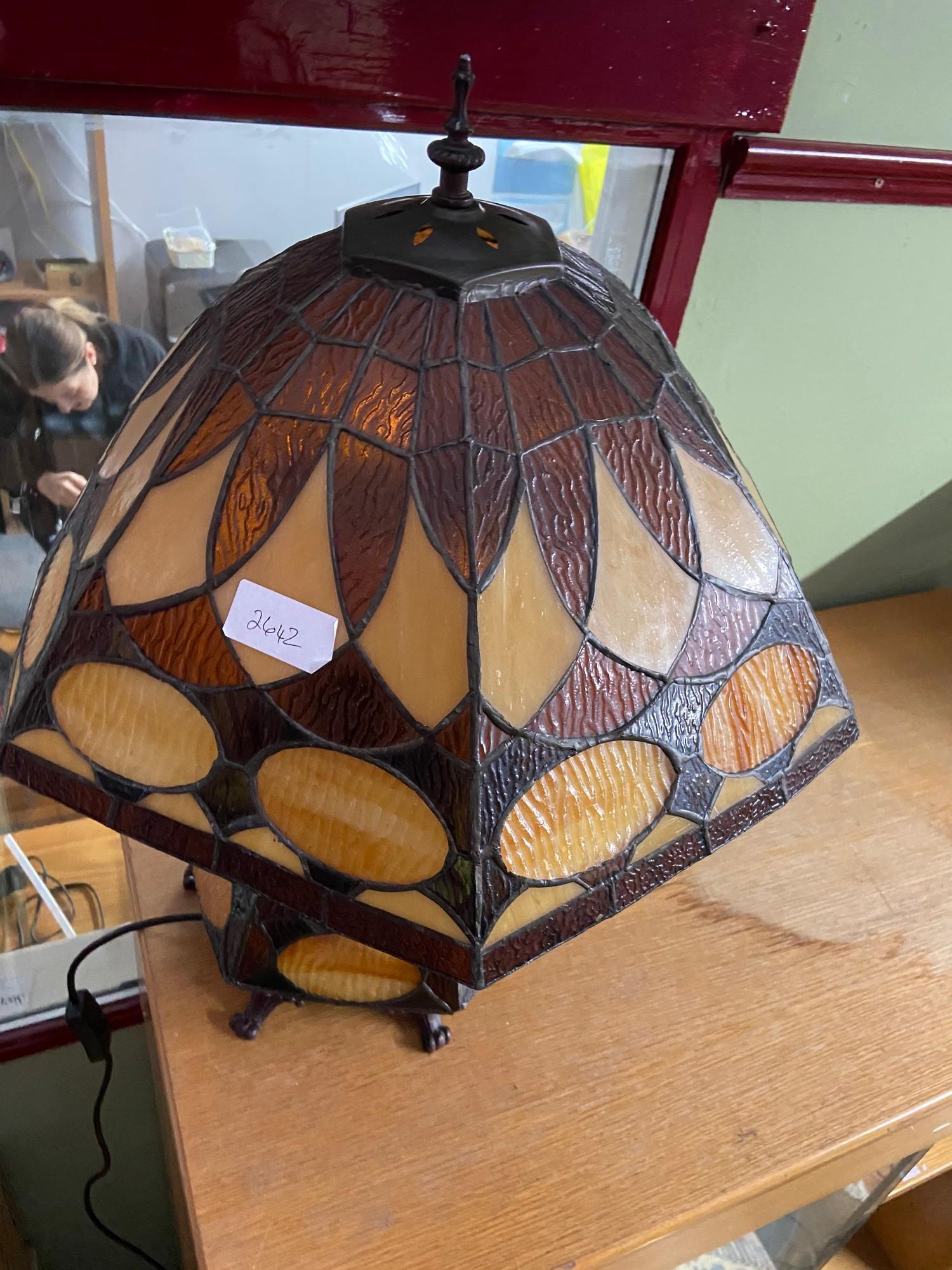 A Vintage beautifully designed Tiffany style Marrakesh table lamp. In a working condition. - Image 3 of 4