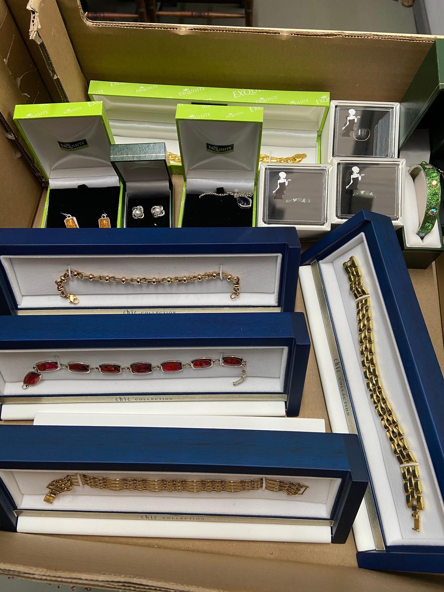 A Box containing a quantity of as new jewellery with boxes. Includes necklaces, rings and bracelets - Image 3 of 4