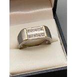 A Gents 9ct white gold and diamond ring. Ring size R. Weighs 5.89grams.
