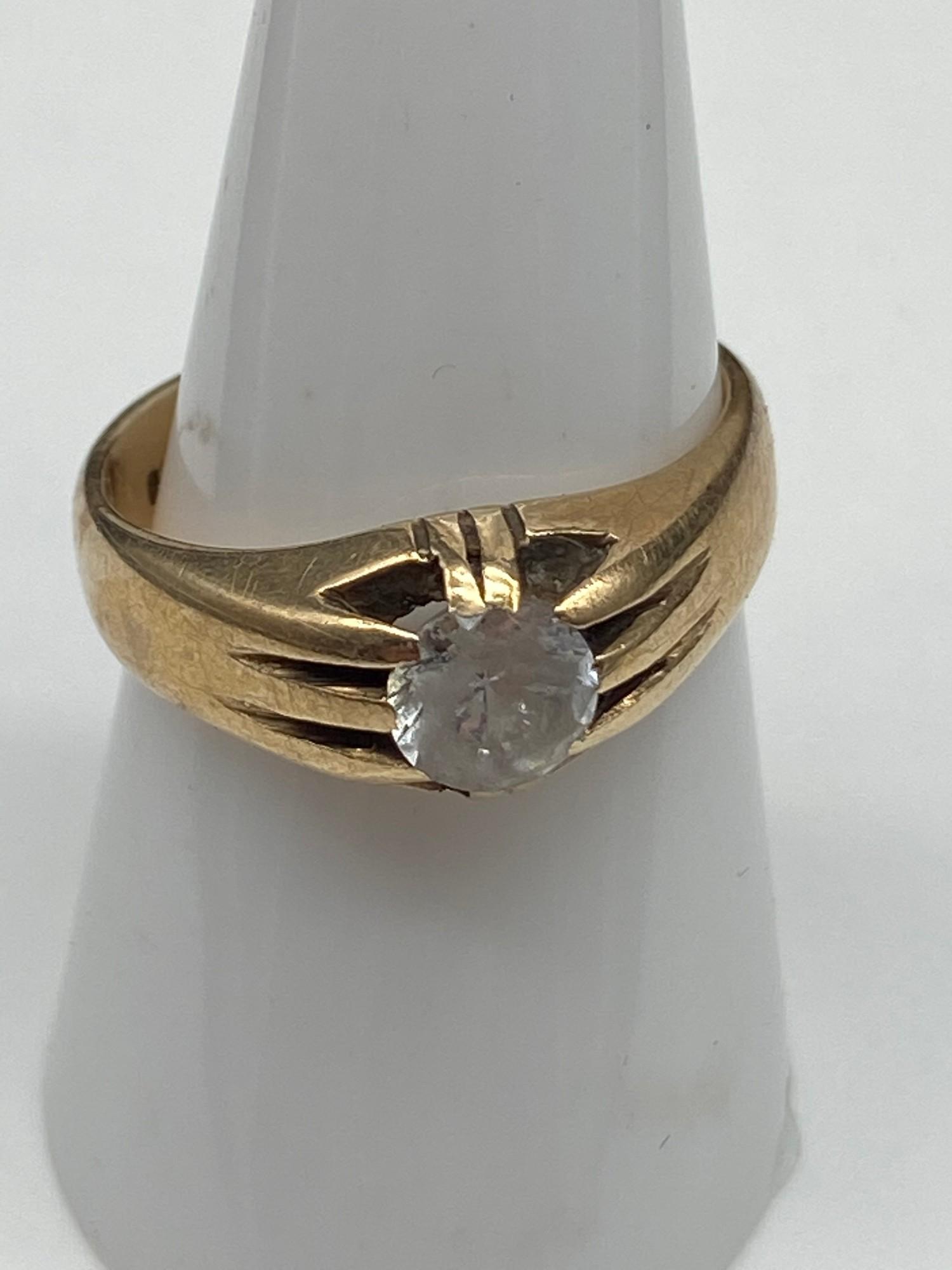 A Gents London 9ct gold ring set with a single quartz clear stone, [Weighs 5.34 grams] [ Ring size